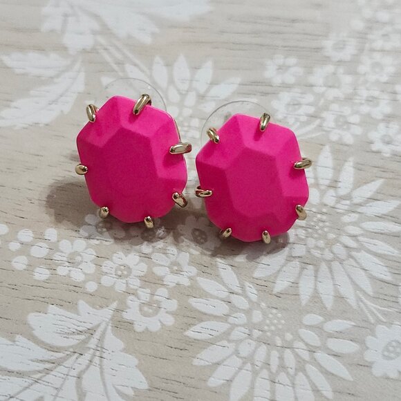 Ari Heart Gold Huggie Earrings Neon Pink Magnesite | Kendra  Kendra Scott Neon Pink Morgan Gold Stud Earrings